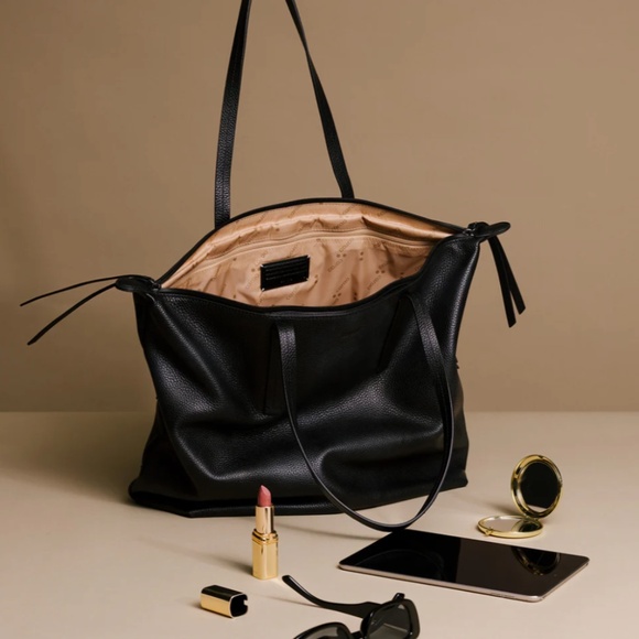 NEW Caraa Convertible Studio Tote in Black Leather - Picture 7 of 12